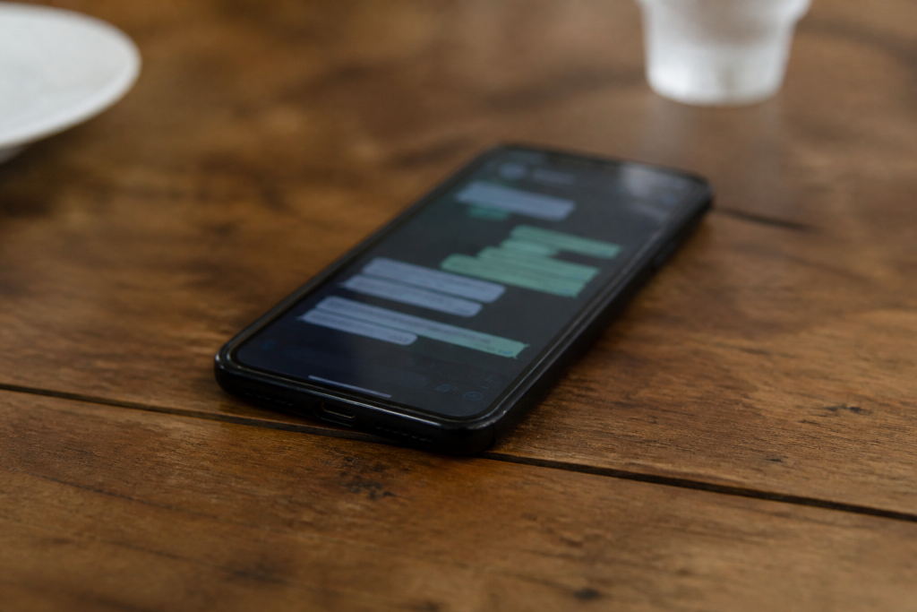 Smartphone affichant une courte conversation WhatsApp sur table