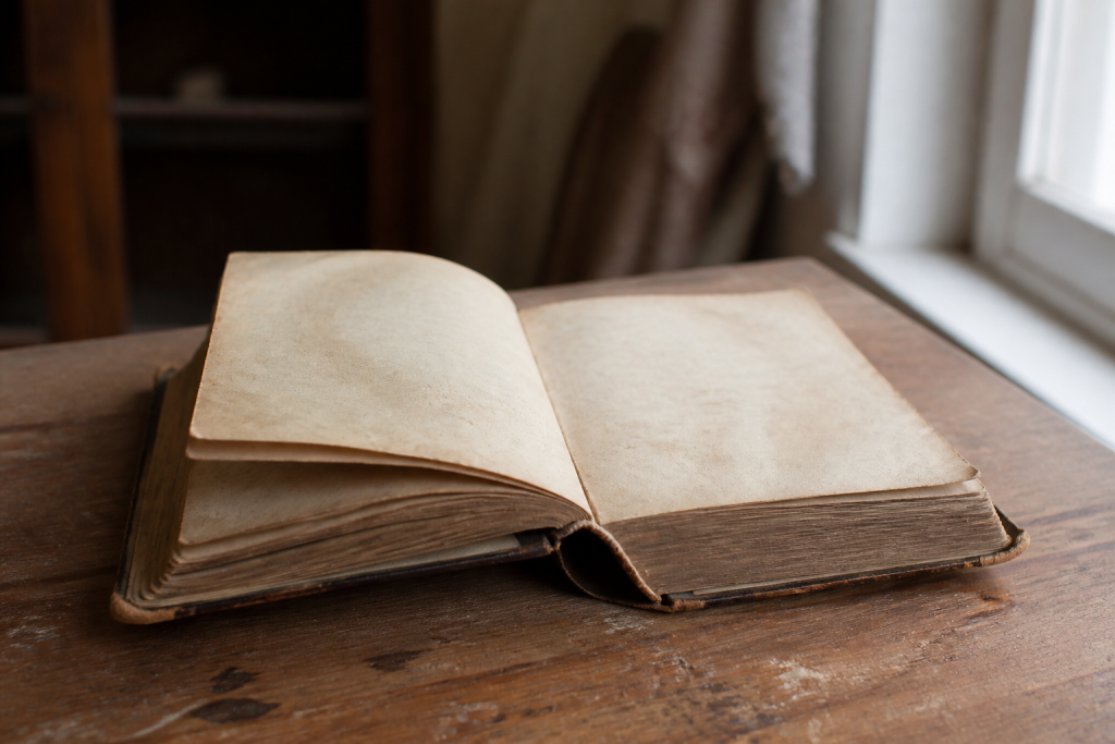 Vieux livre ouvert aux pages jaunies sur une table